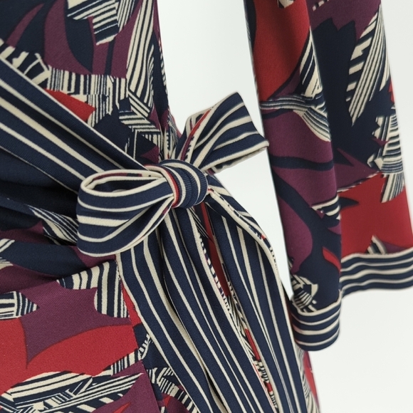 01410 BCGBMaxazria Floral Wrap Knit Dress Red Purple XS preppy Business casual - Picture 4 of 7